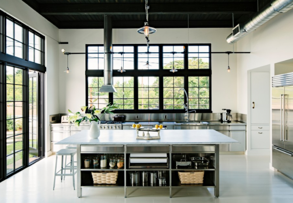 Dapur dengan jendela besar untuk memaksimalkan cahaya alami